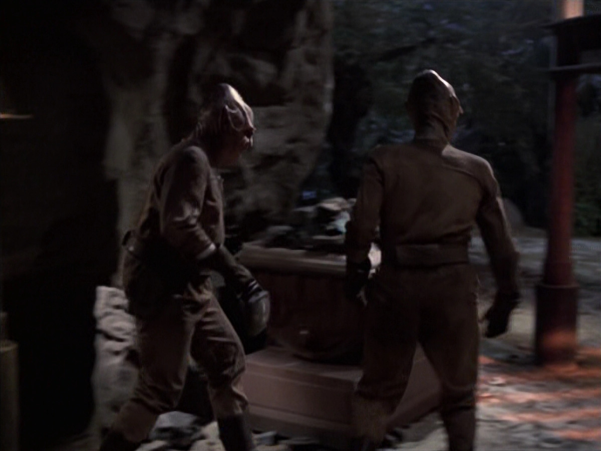 extant_StarTrek_VOY_6x21-LiveFastAndProsper_00016.jpg