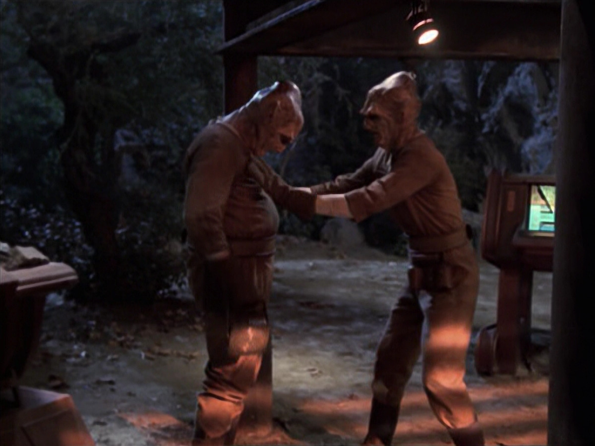 extant_StarTrek_VOY_6x21-LiveFastAndProsper_00021.jpg