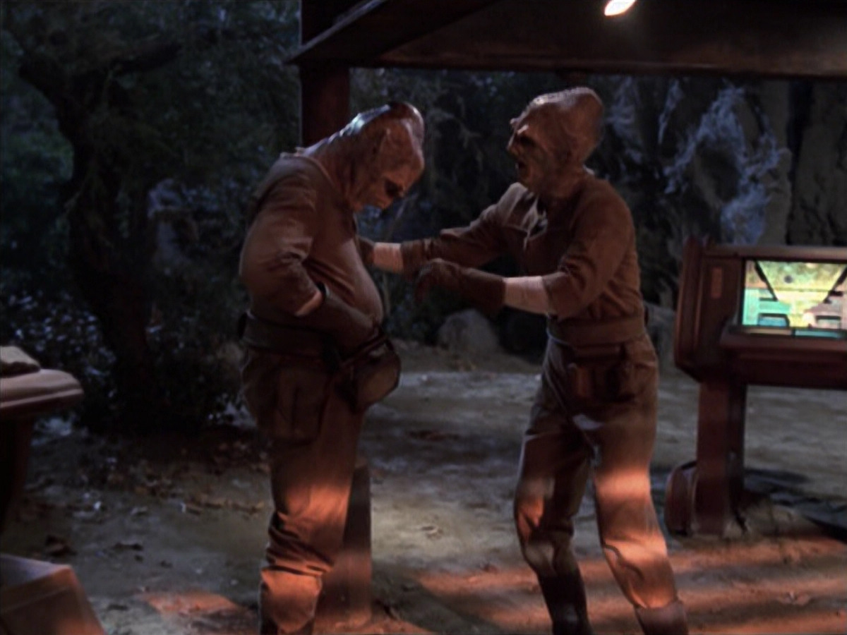 extant_StarTrek_VOY_6x21-LiveFastAndProsper_00022.jpg