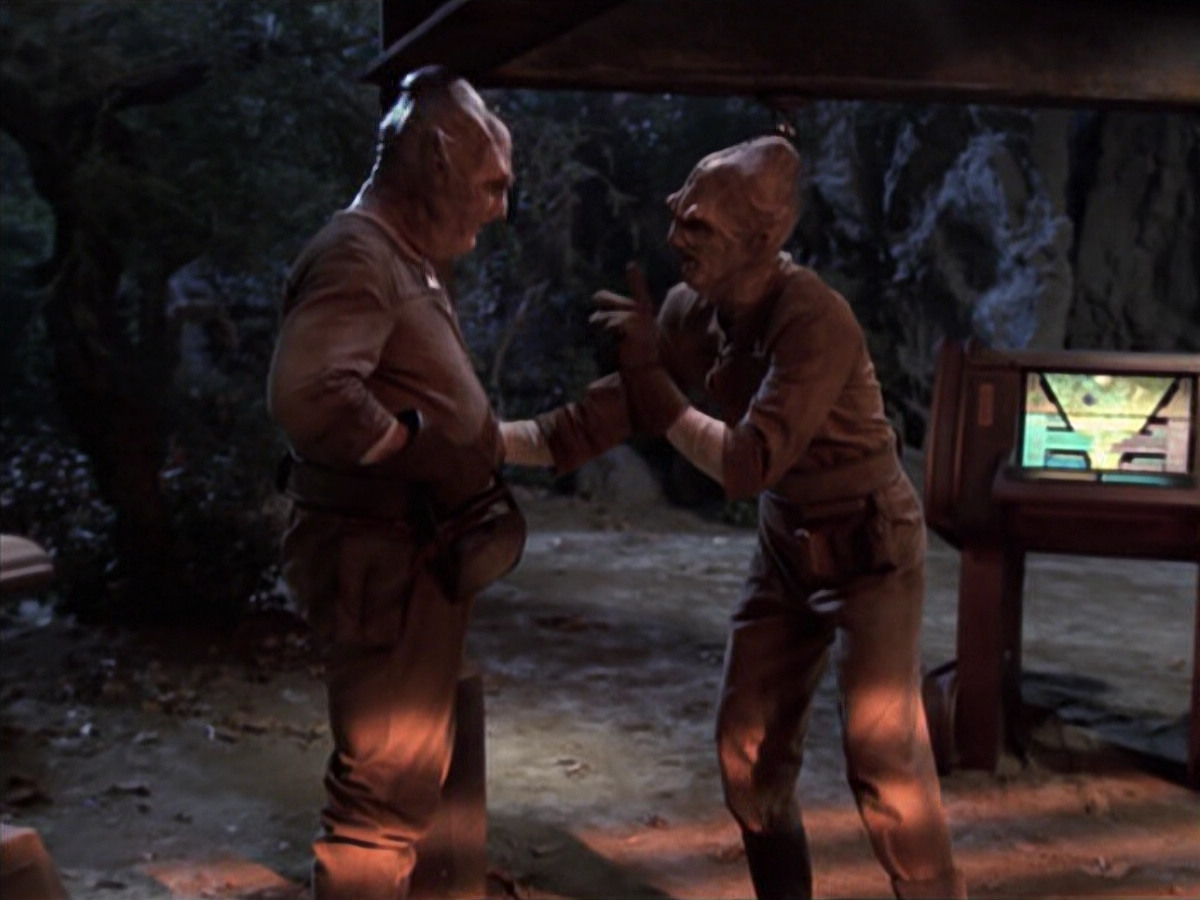 extant_StarTrek_VOY_6x21-LiveFastAndProsper_00023.jpg