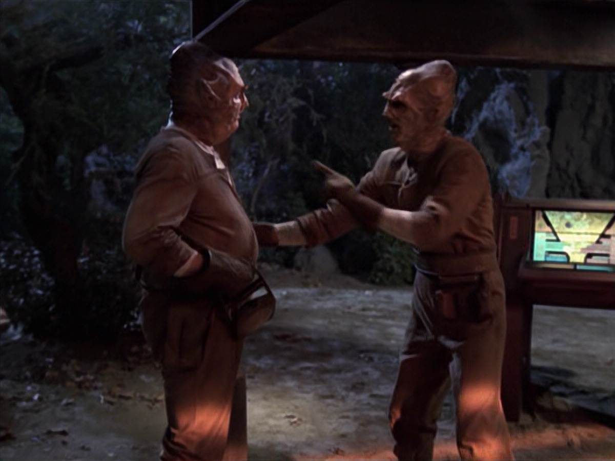 extant_StarTrek_VOY_6x21-LiveFastAndProsper_00024.jpg