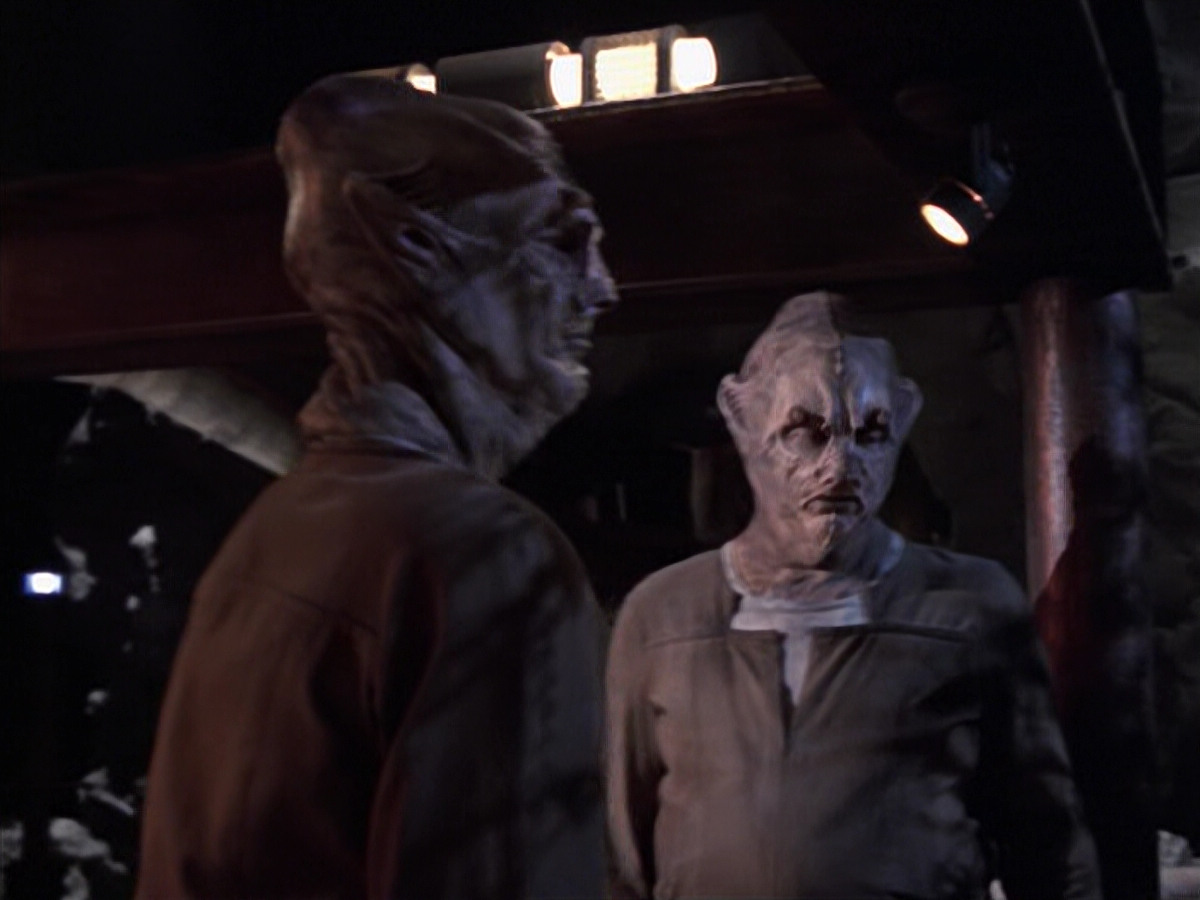 extant_StarTrek_VOY_6x21-LiveFastAndProsper_00041.jpg