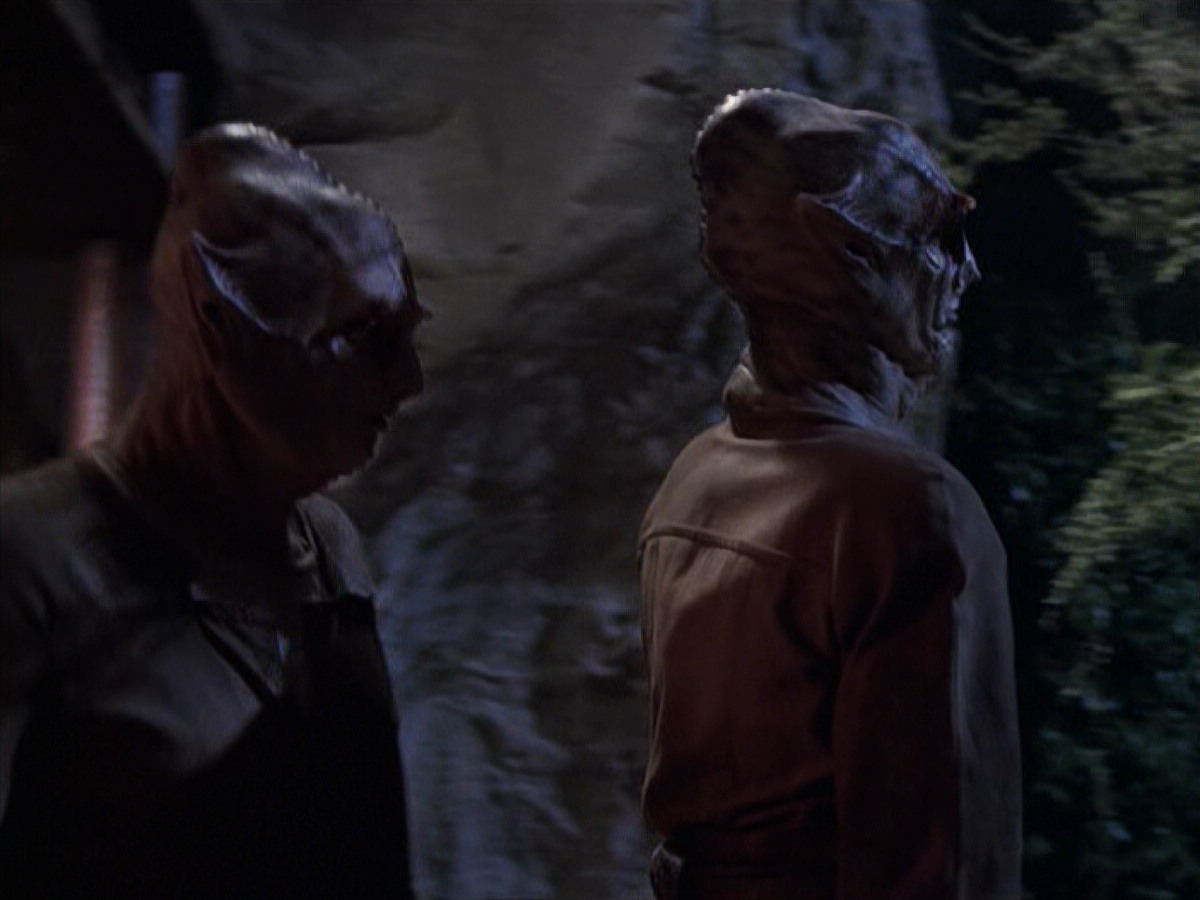 extant_StarTrek_VOY_6x21-LiveFastAndProsper_00043.jpg