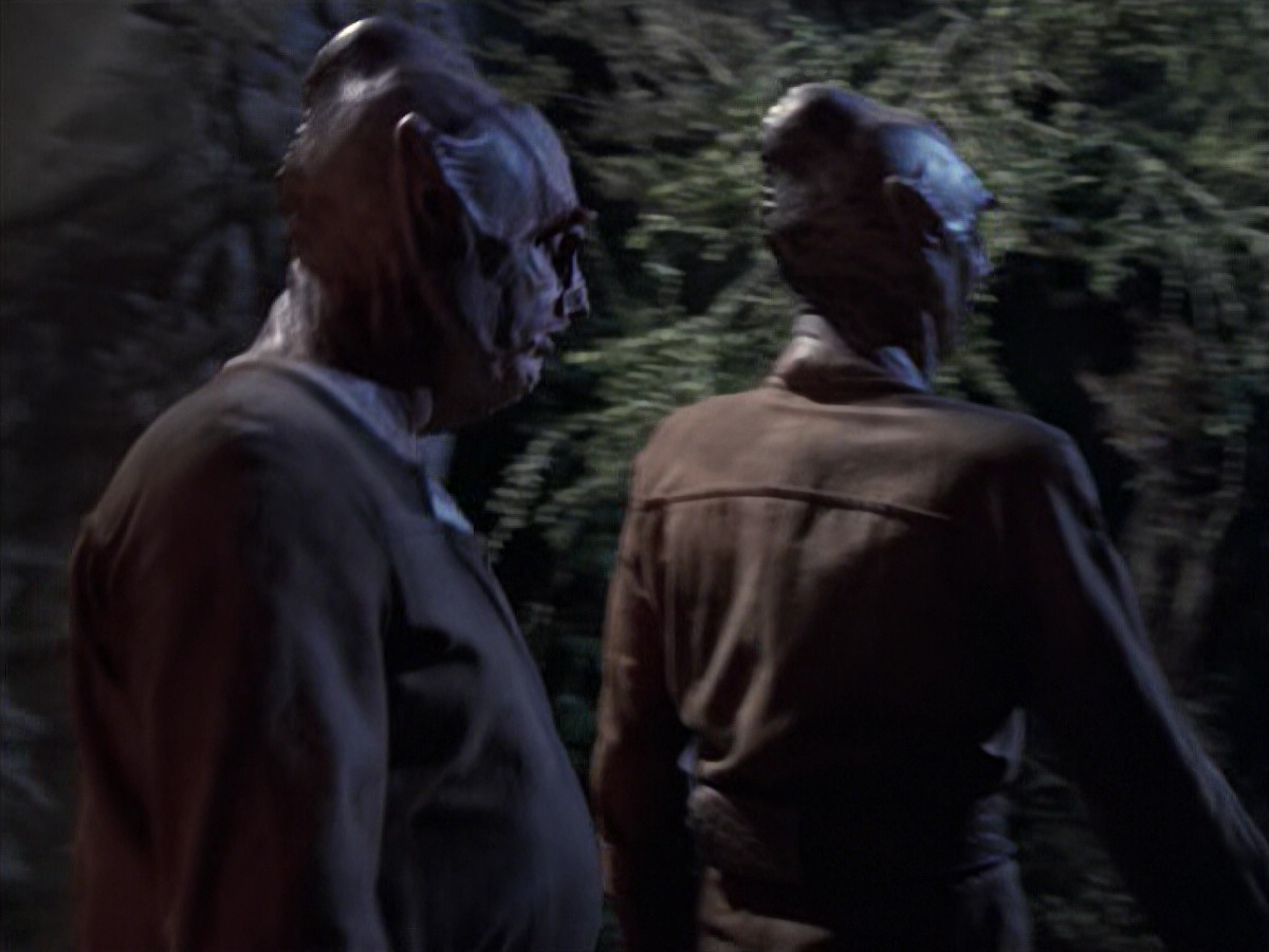 extant_StarTrek_VOY_6x21-LiveFastAndProsper_00044.jpg