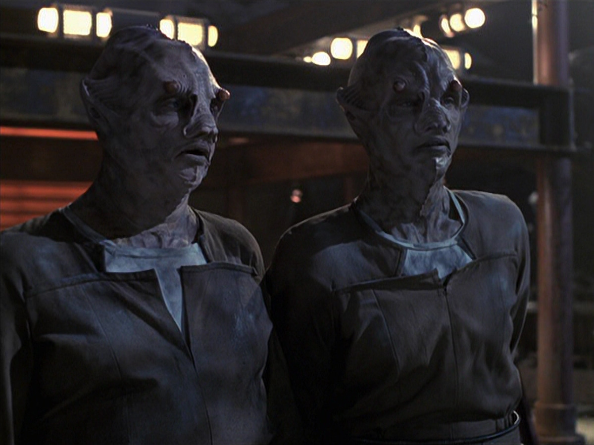 extant_StarTrek_VOY_6x21-LiveFastAndProsper_00388.jpg