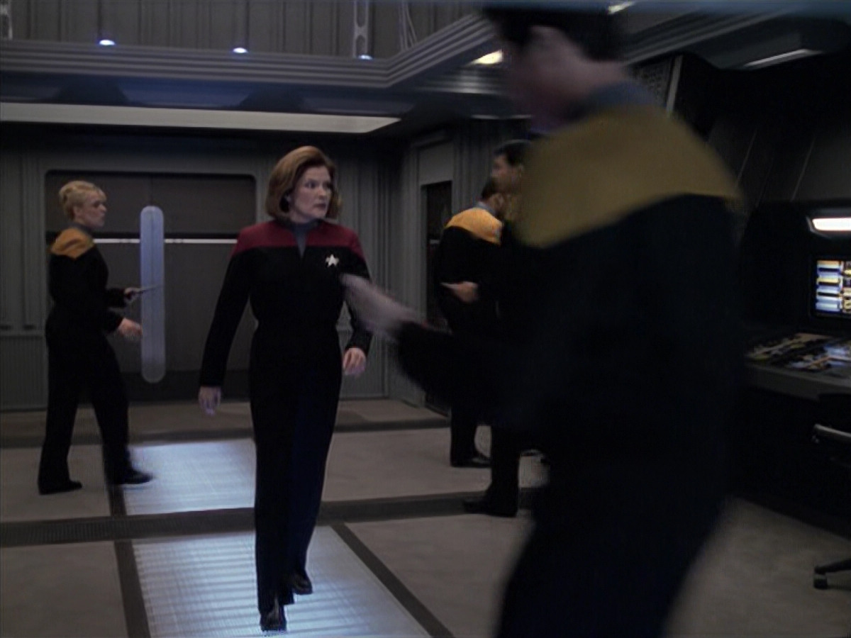 extant_StarTrek_VOY_6x21-LiveFastAndProsper_00581.jpg