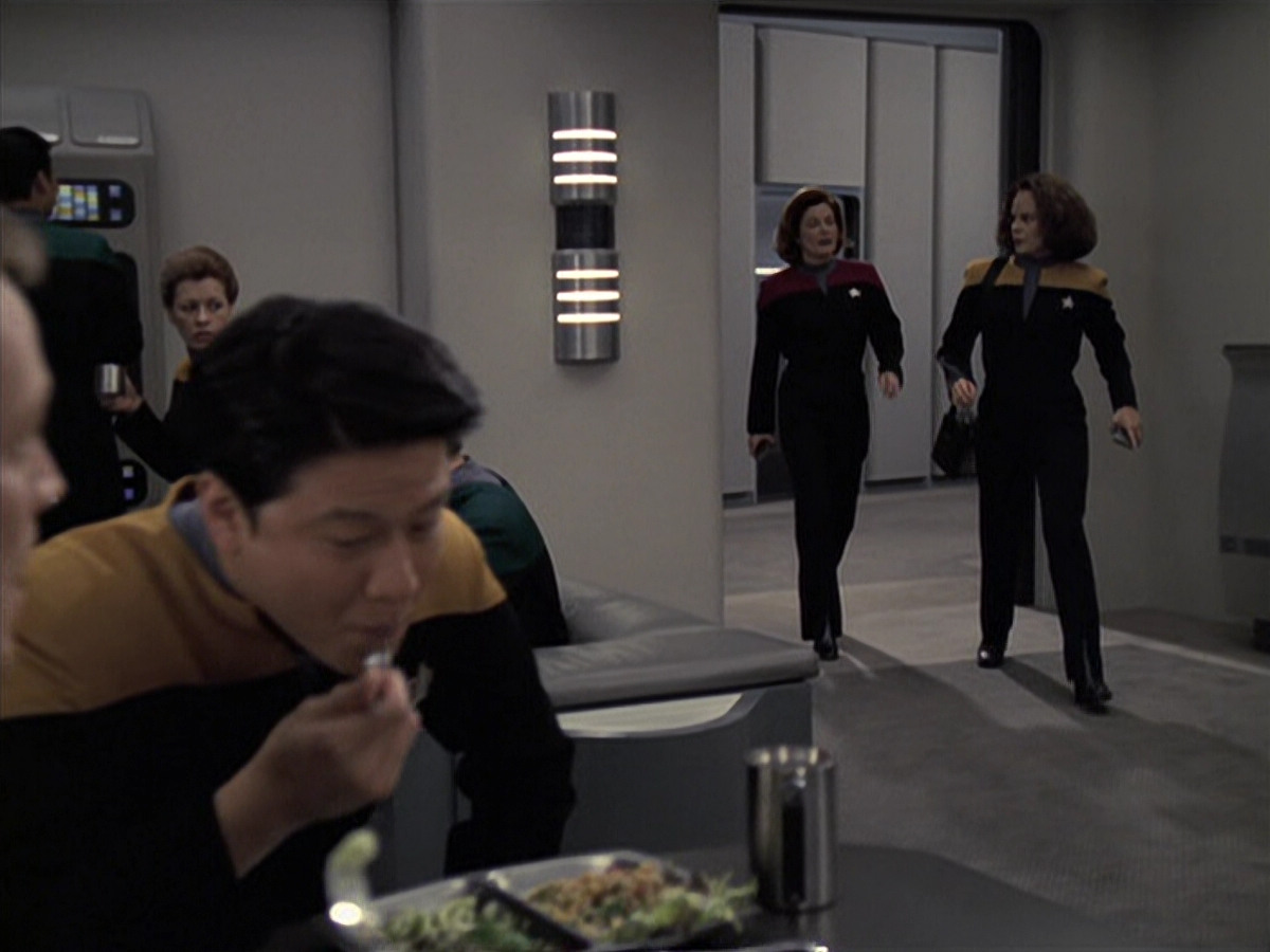 extant_StarTrek_VOY_6x21-LiveFastAndProsper_00706.jpg