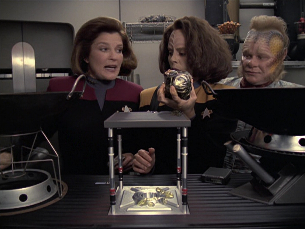 extant_StarTrek_VOY_6x21-LiveFastAndProsper_00811.jpg