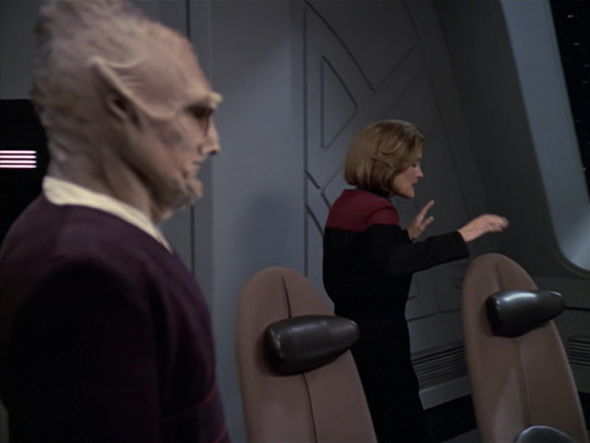 extant_StarTrek_VOY_6x21-LiveFastAndProsper_00955.jpg