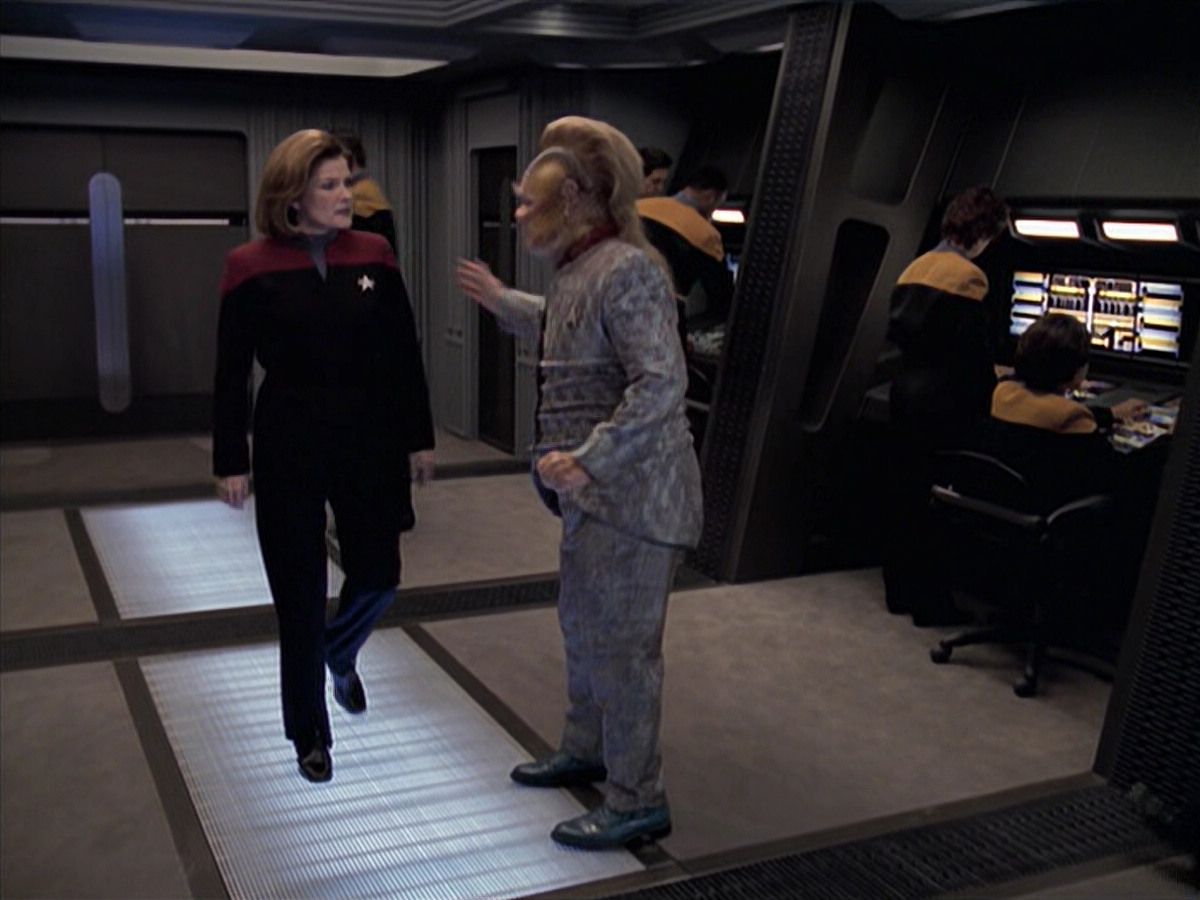 extant_StarTrek_VOY_6x21-LiveFastAndProsper_01005.jpg