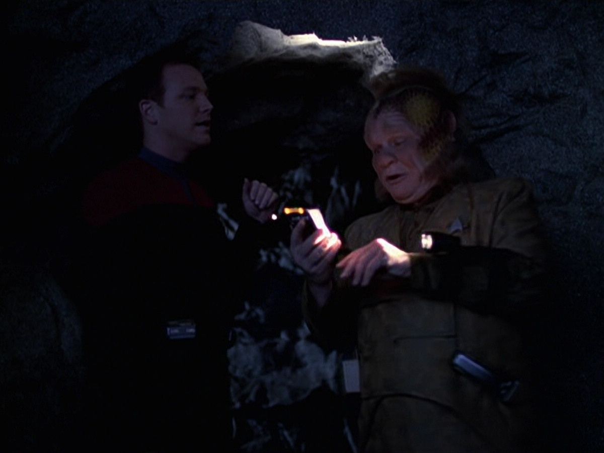 extant_StarTrek_VOY_6x21-LiveFastAndProsper_01056.jpg