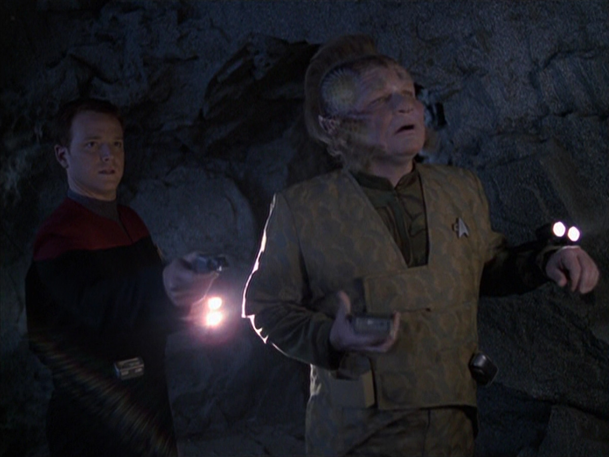 extant_StarTrek_VOY_6x21-LiveFastAndProsper_01065.jpg