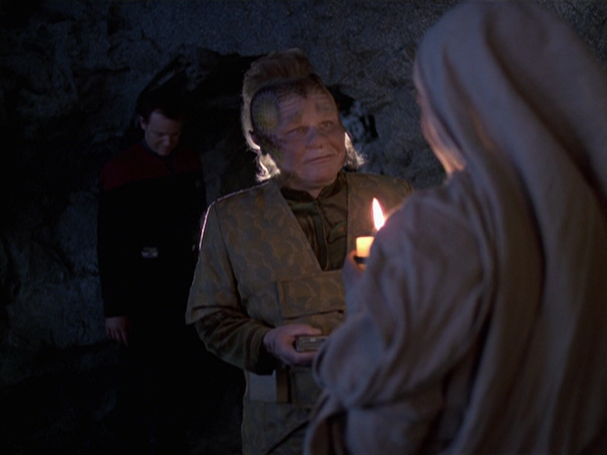 extant_StarTrek_VOY_6x21-LiveFastAndProsper_01163.jpg