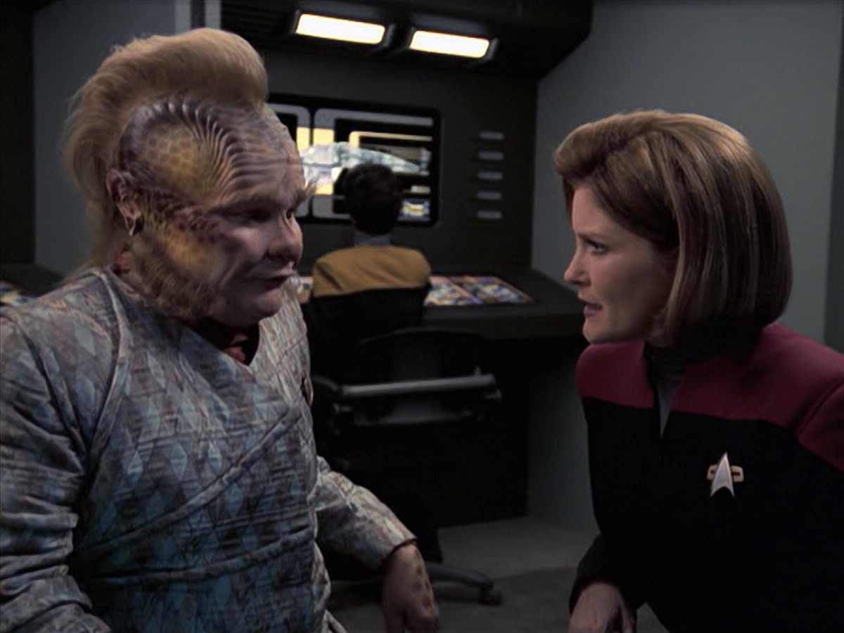 extant_StarTrek_VOY_6x21-LiveFastAndProsper_01454.jpg