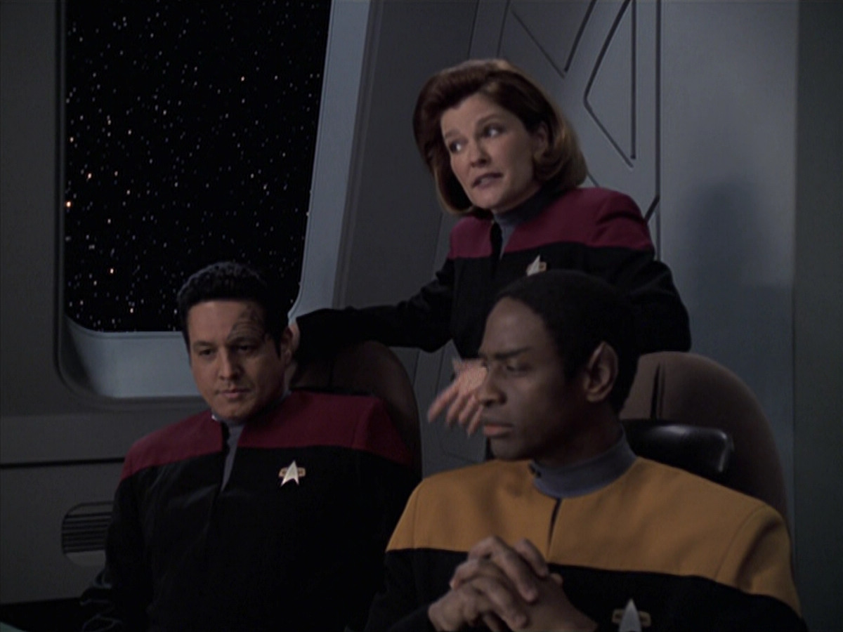 extant_StarTrek_VOY_6x21-LiveFastAndProsper_01571.jpg