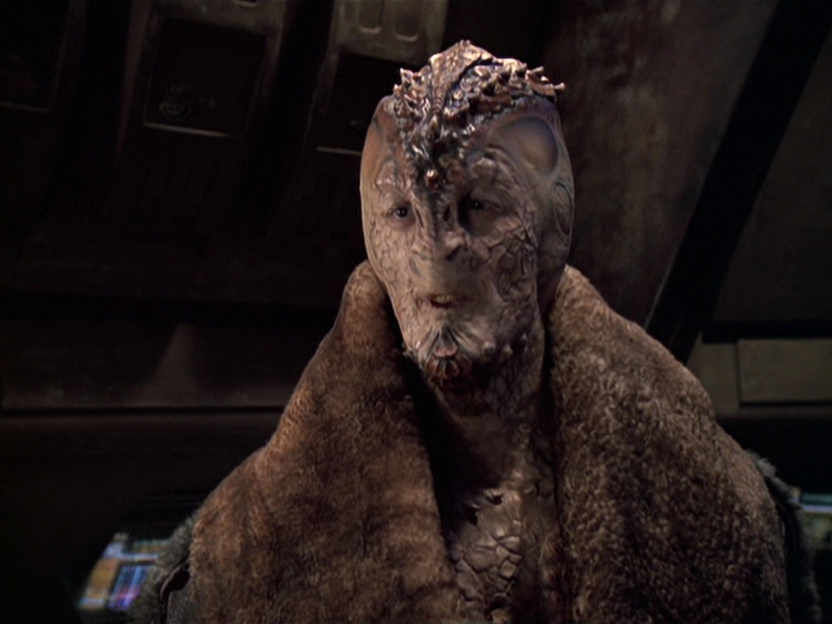 extant_StarTrek_VOY_6x21-LiveFastAndProsper_01700.jpg