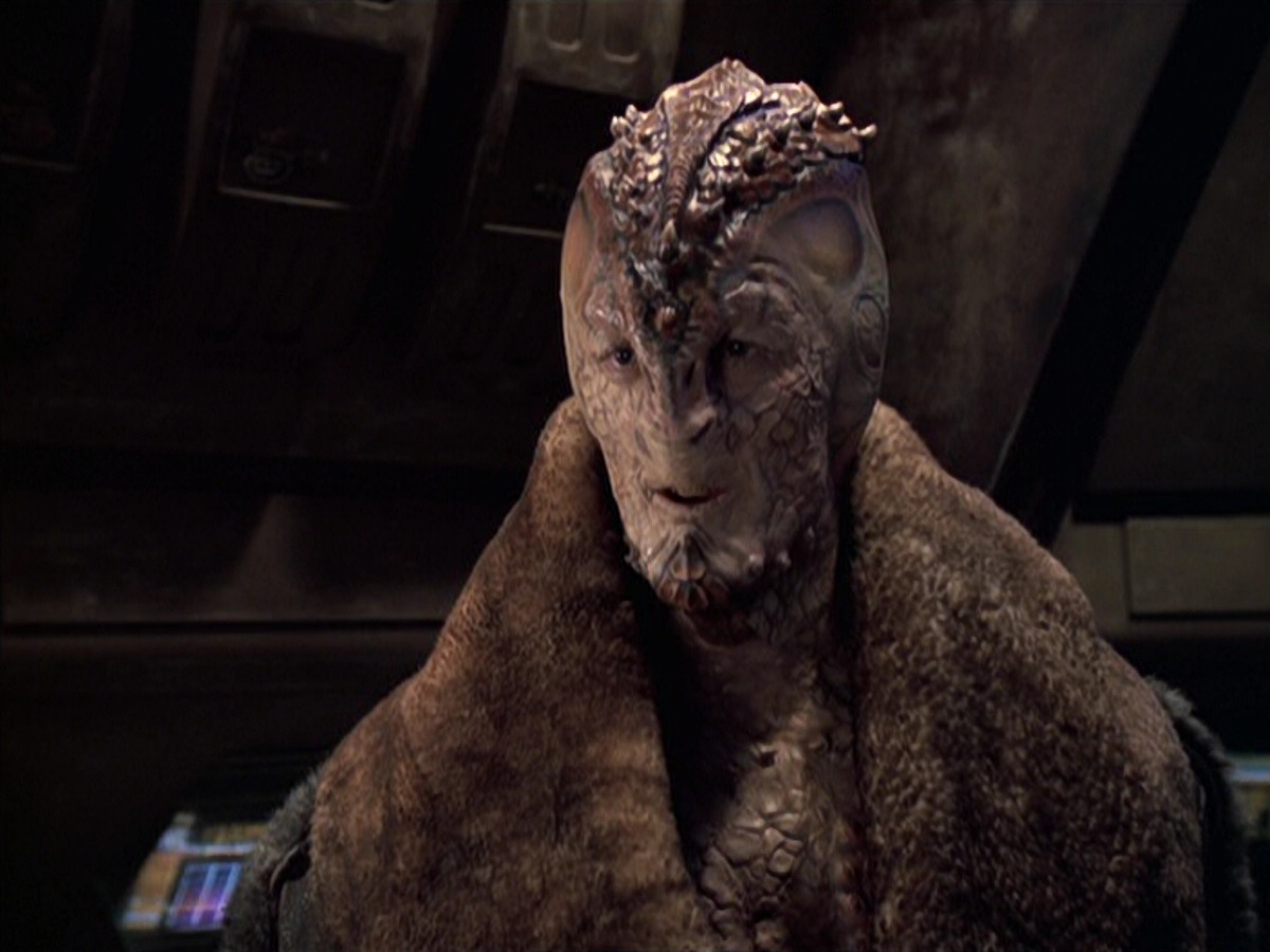 extant_StarTrek_VOY_6x21-LiveFastAndProsper_01702.jpg
