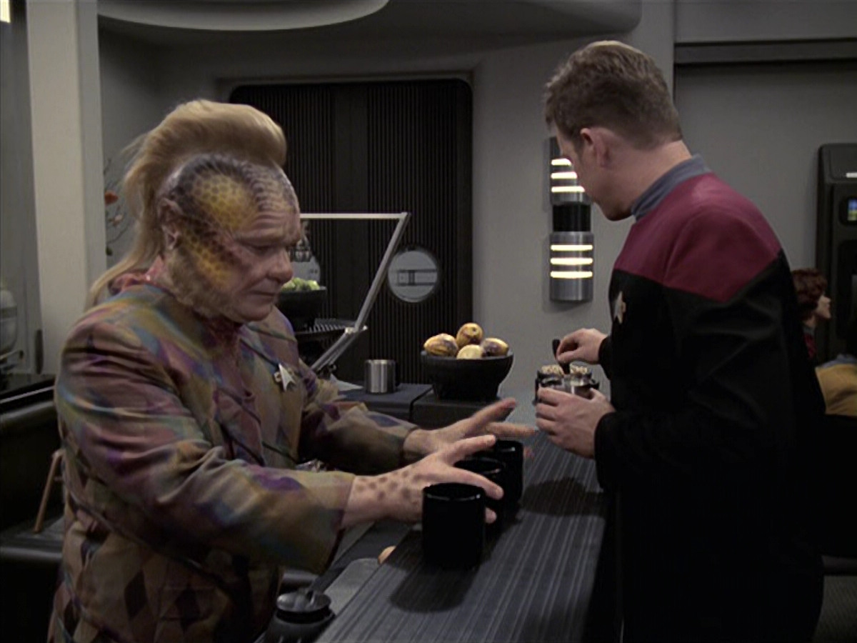 extant_StarTrek_VOY_6x21-LiveFastAndProsper_01954.jpg