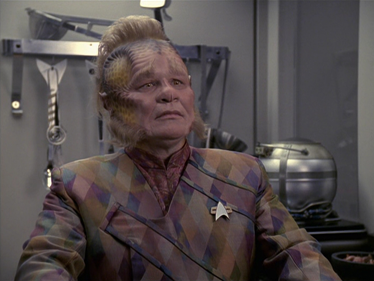 extant_StarTrek_VOY_6x21-LiveFastAndProsper_02094.jpg