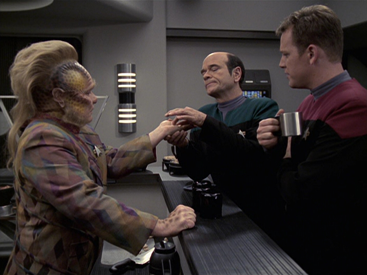 extant_StarTrek_VOY_6x21-LiveFastAndProsper_02100.jpg