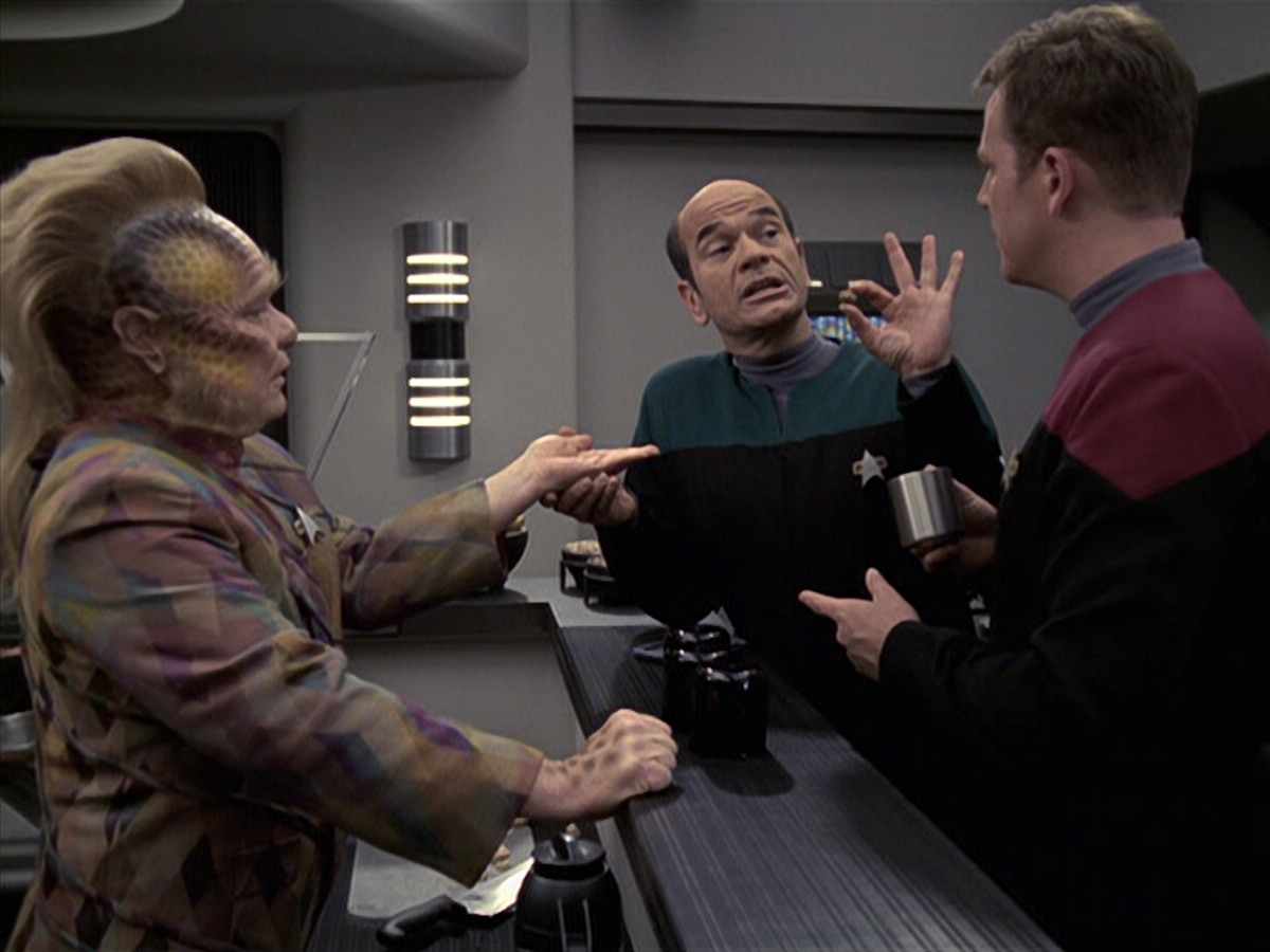 extant_StarTrek_VOY_6x21-LiveFastAndProsper_02102.jpg
