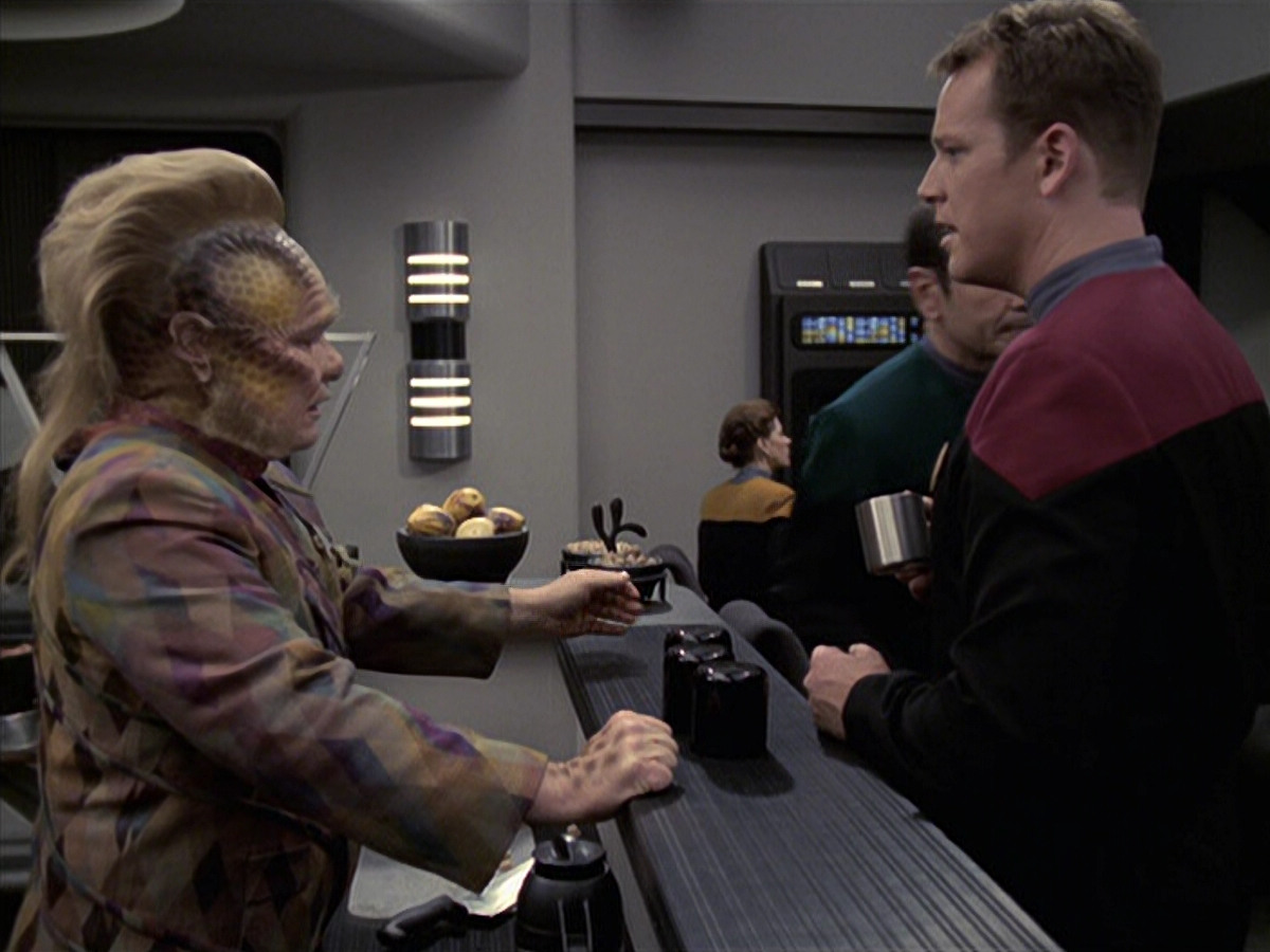 extant_StarTrek_VOY_6x21-LiveFastAndProsper_02105.jpg