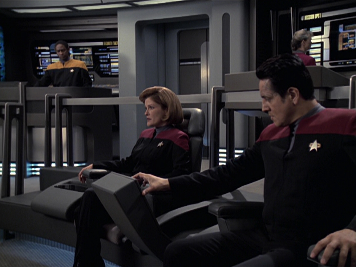 extant_StarTrek_VOY_6x21-LiveFastAndProsper_02128.jpg