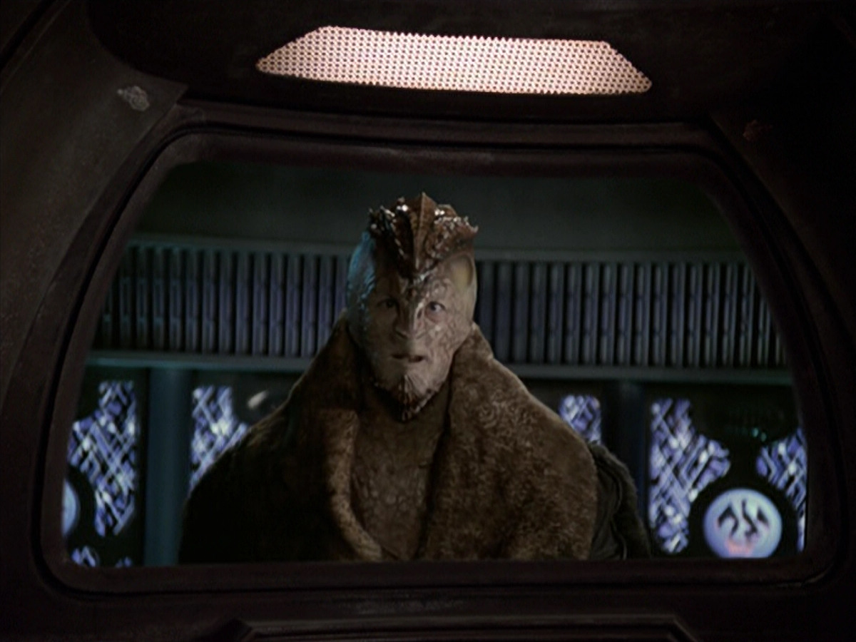 extant_StarTrek_VOY_6x21-LiveFastAndProsper_02171.jpg