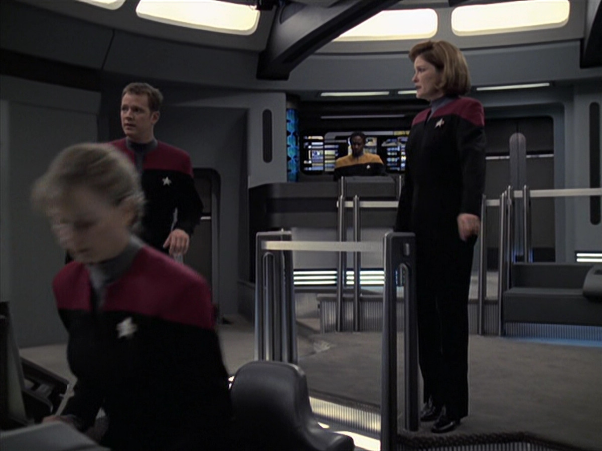 extant_StarTrek_VOY_6x21-LiveFastAndProsper_02207.jpg