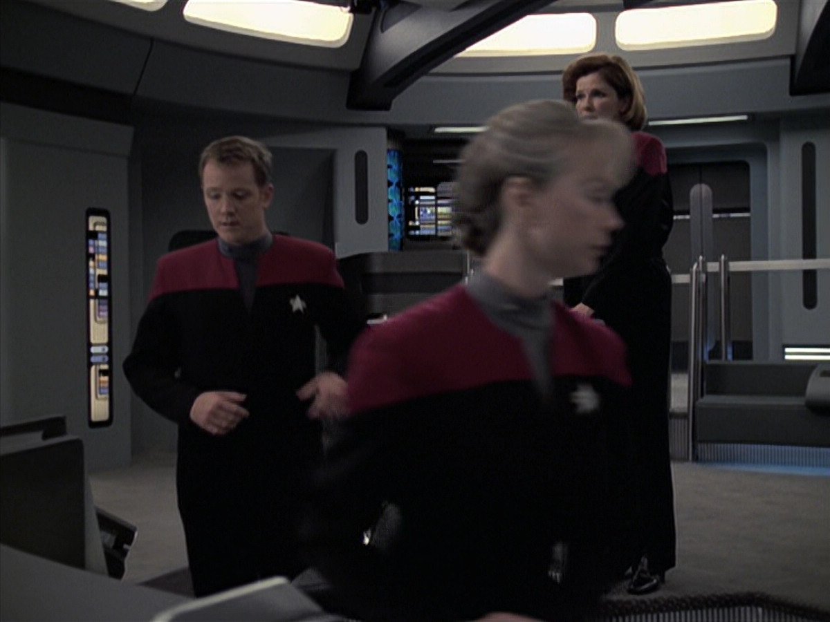 extant_StarTrek_VOY_6x21-LiveFastAndProsper_02208.jpg