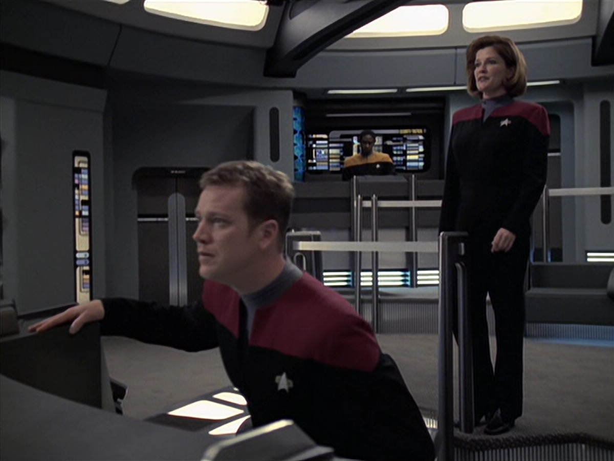 extant_StarTrek_VOY_6x21-LiveFastAndProsper_02213.jpg