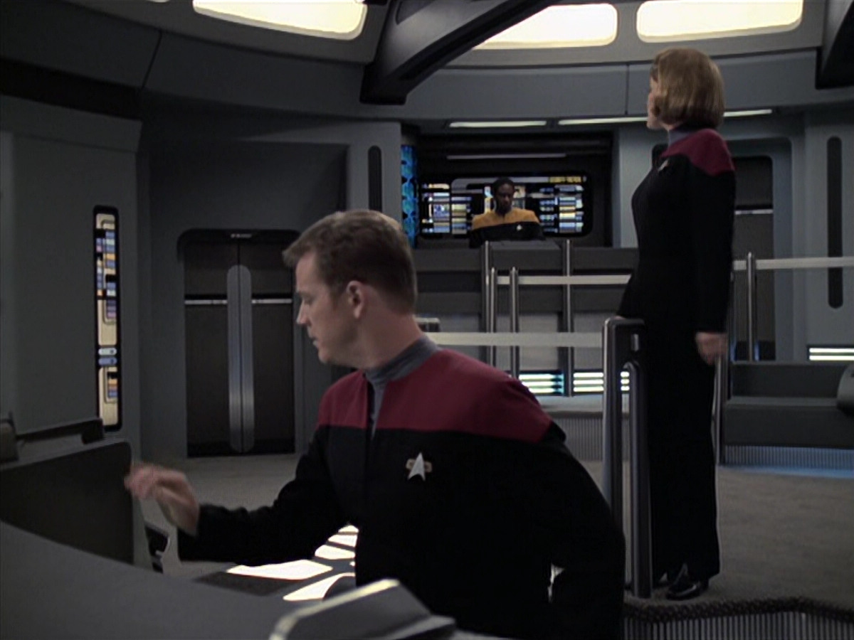 extant_StarTrek_VOY_6x21-LiveFastAndProsper_02214.jpg