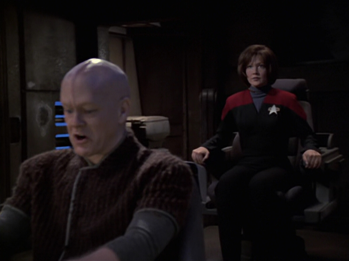 extant_StarTrek_VOY_6x21-LiveFastAndProsper_02218.jpg