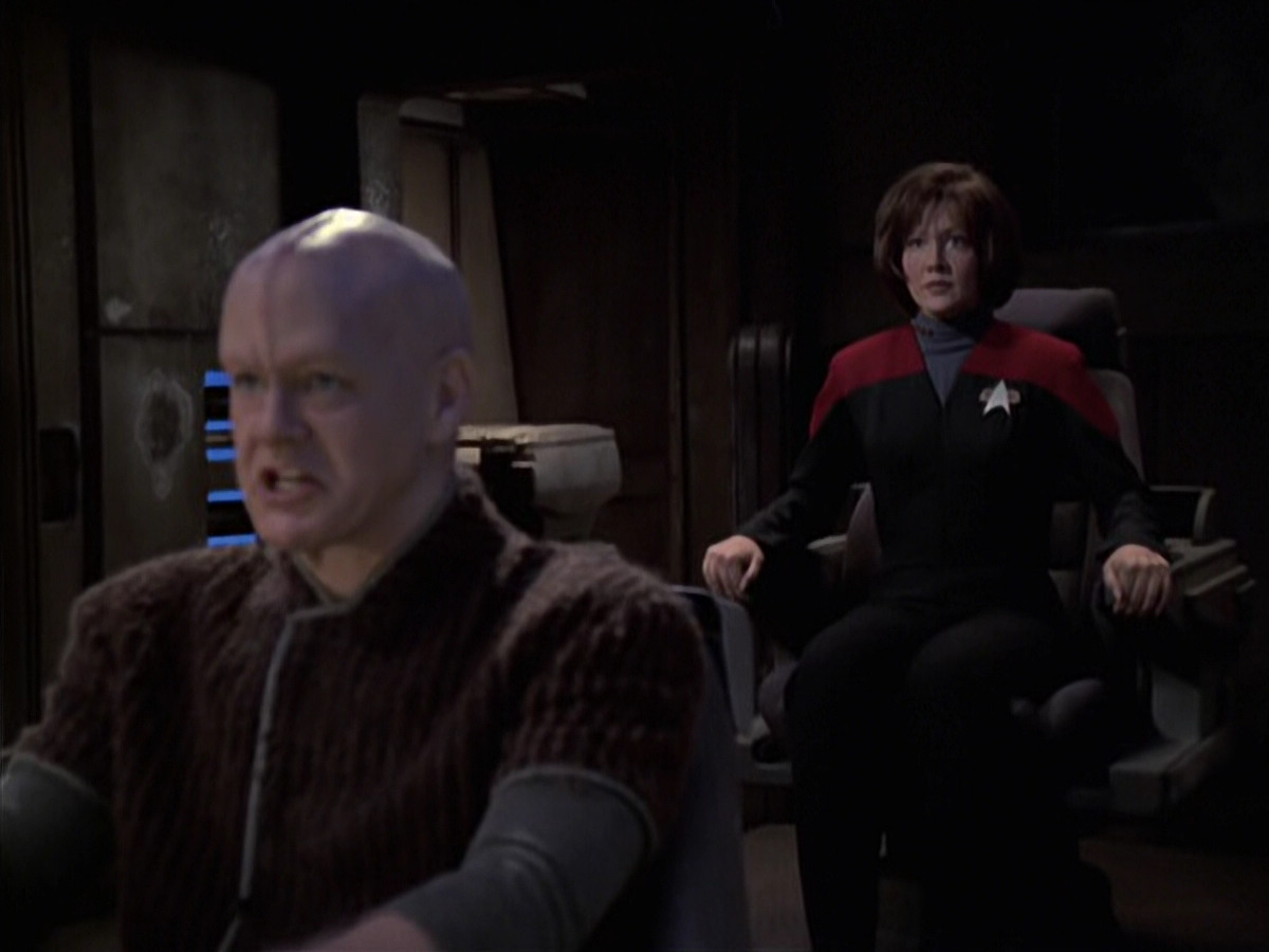 extant_StarTrek_VOY_6x21-LiveFastAndProsper_02219.jpg