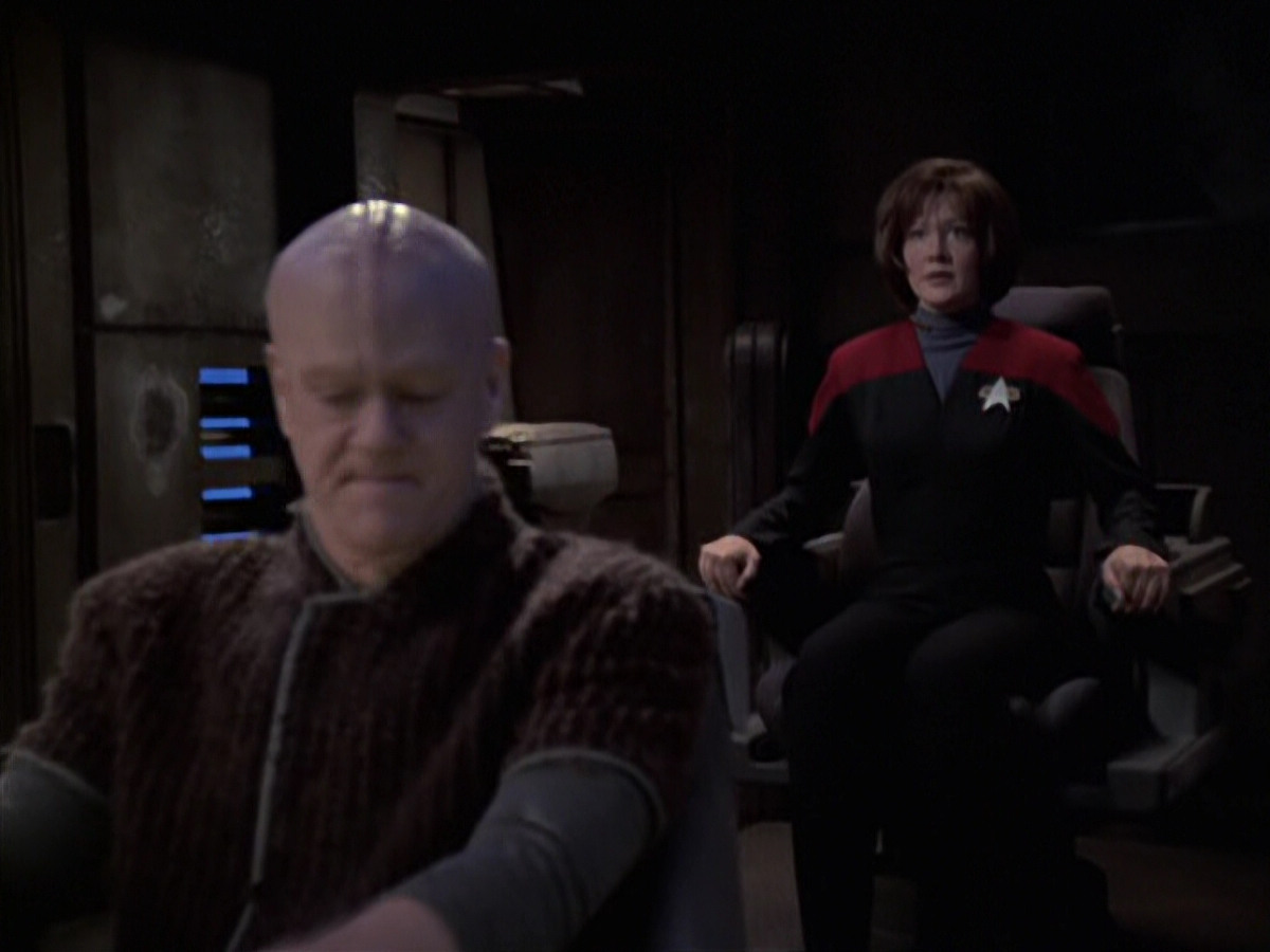 extant_StarTrek_VOY_6x21-LiveFastAndProsper_02231.jpg