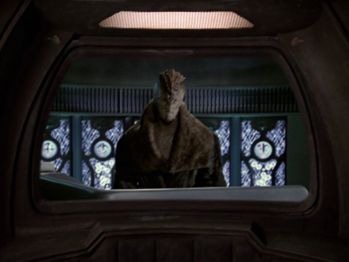 extant_StarTrek_VOY_6x21-LiveFastAndProsper_02242.jpg