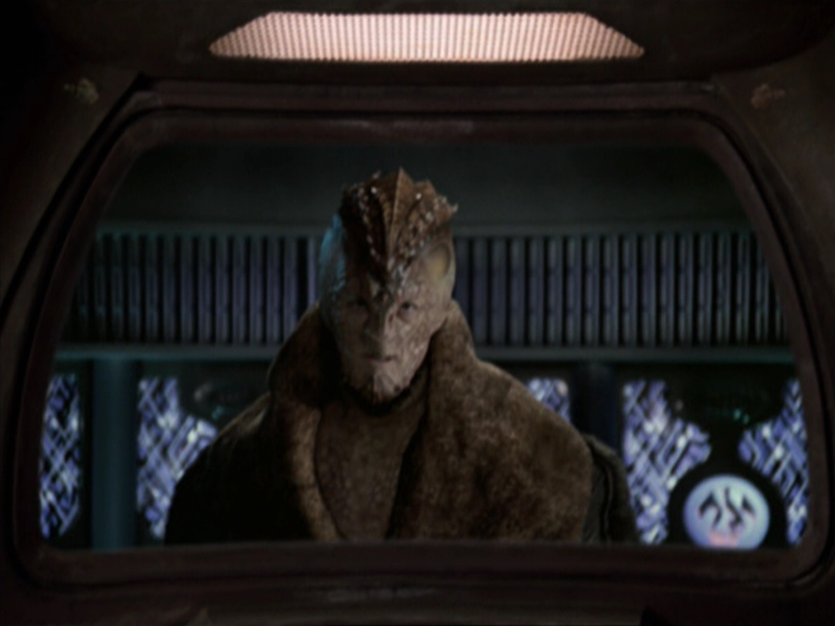 extant_StarTrek_VOY_6x21-LiveFastAndProsper_02246.jpg