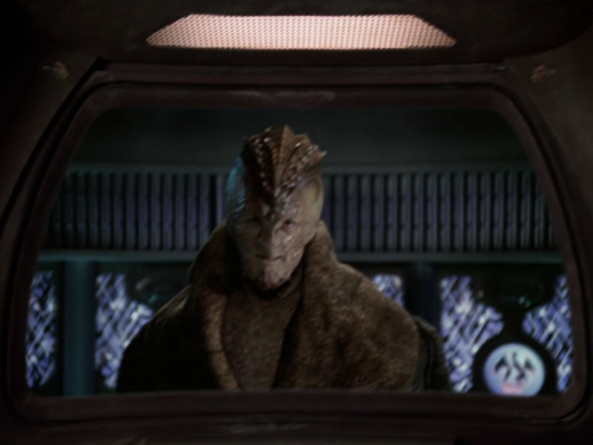 extant_StarTrek_VOY_6x21-LiveFastAndProsper_02247.jpg