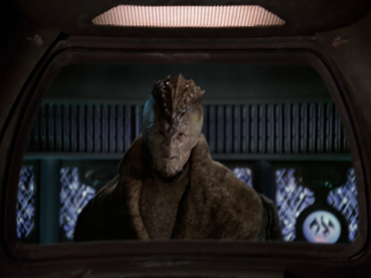 extant_StarTrek_VOY_6x21-LiveFastAndProsper_02248.jpg