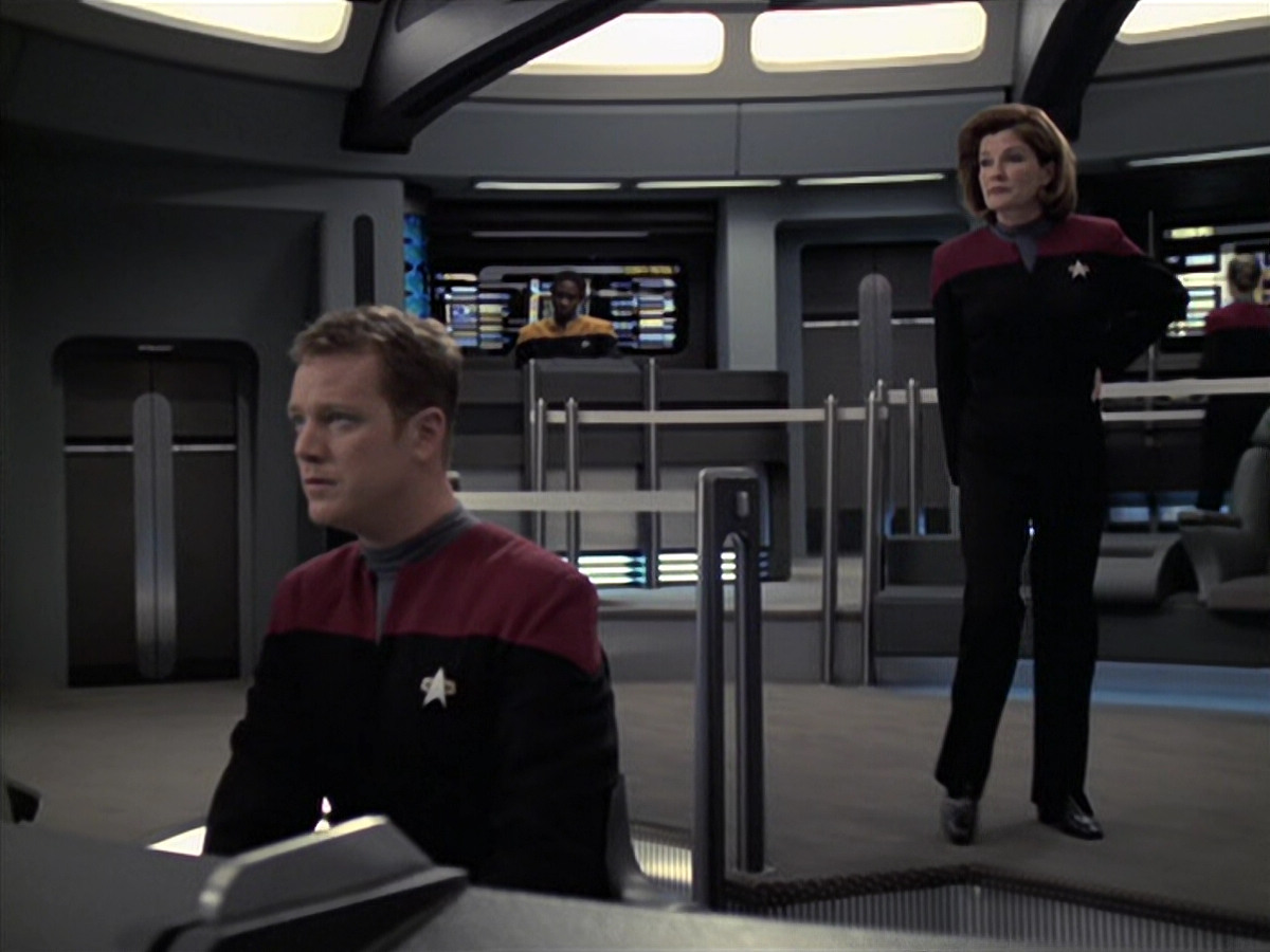 extant_StarTrek_VOY_6x21-LiveFastAndProsper_02264.jpg