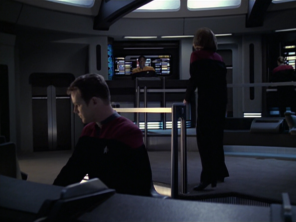 extant_StarTrek_VOY_6x21-LiveFastAndProsper_02304.jpg