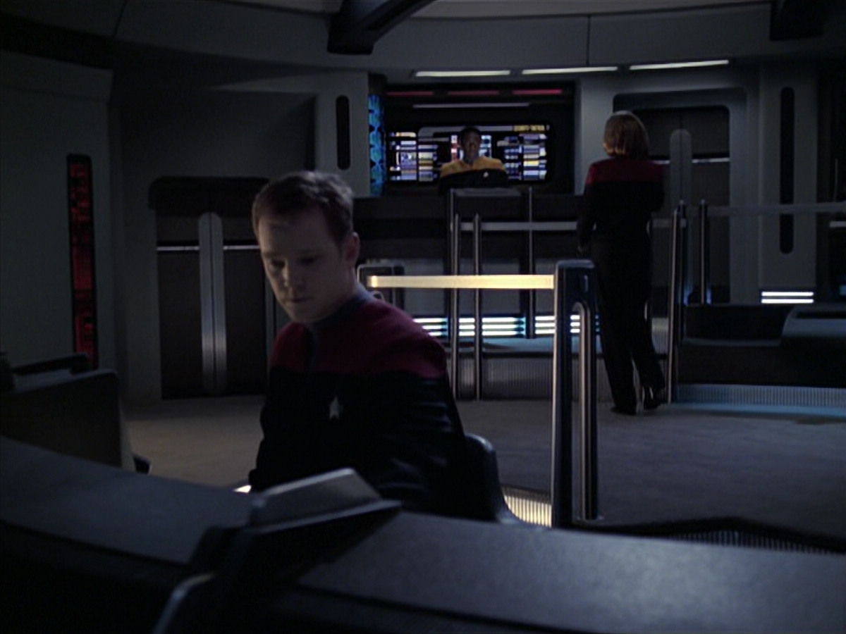 extant_StarTrek_VOY_6x21-LiveFastAndProsper_02307.jpg