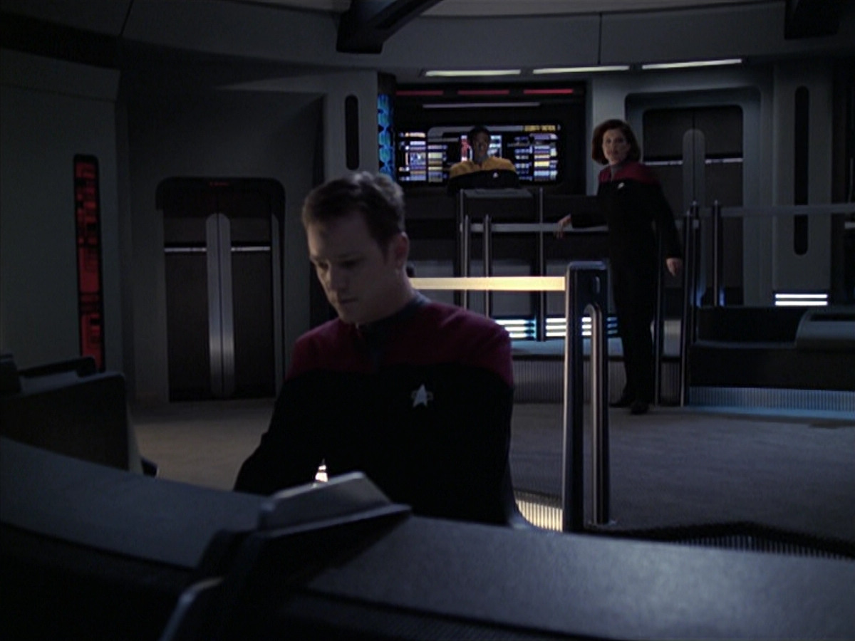extant_StarTrek_VOY_6x21-LiveFastAndProsper_02308.jpg