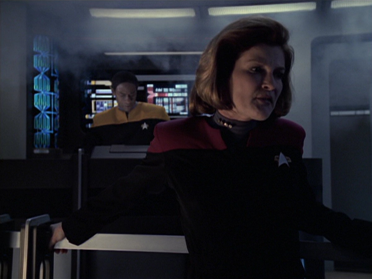 extant_StarTrek_VOY_6x21-LiveFastAndProsper_02336.jpg