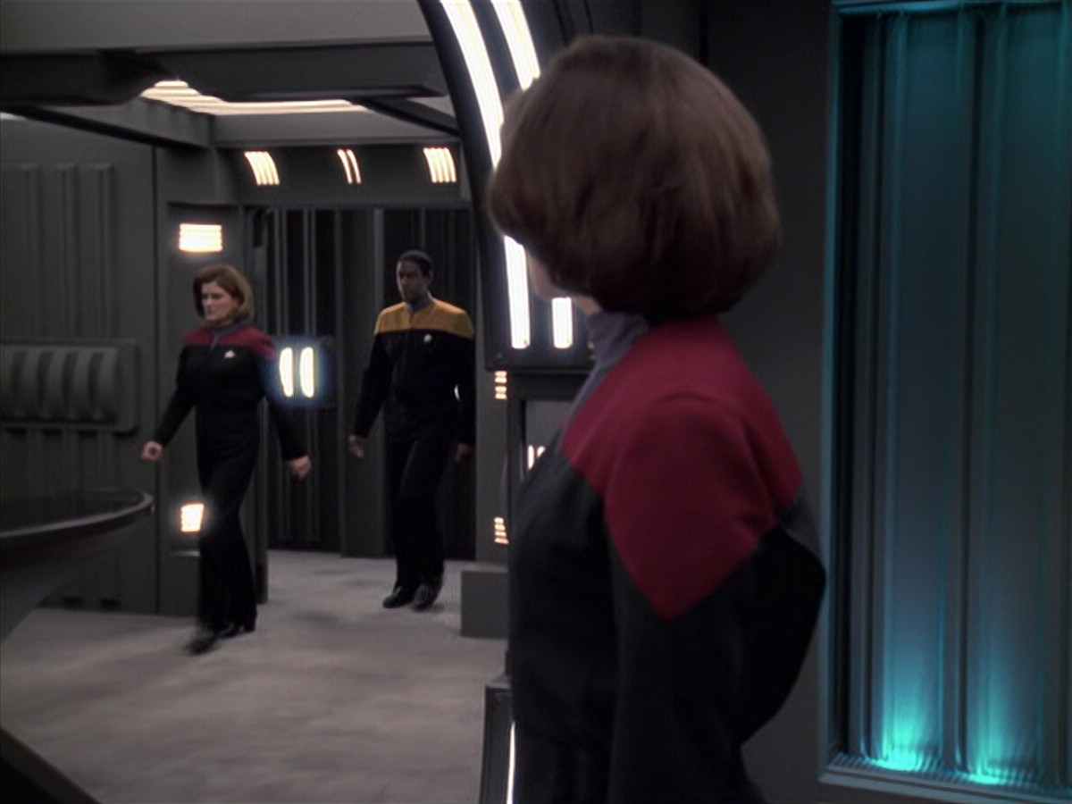 extant_StarTrek_VOY_6x21-LiveFastAndProsper_02383.jpg