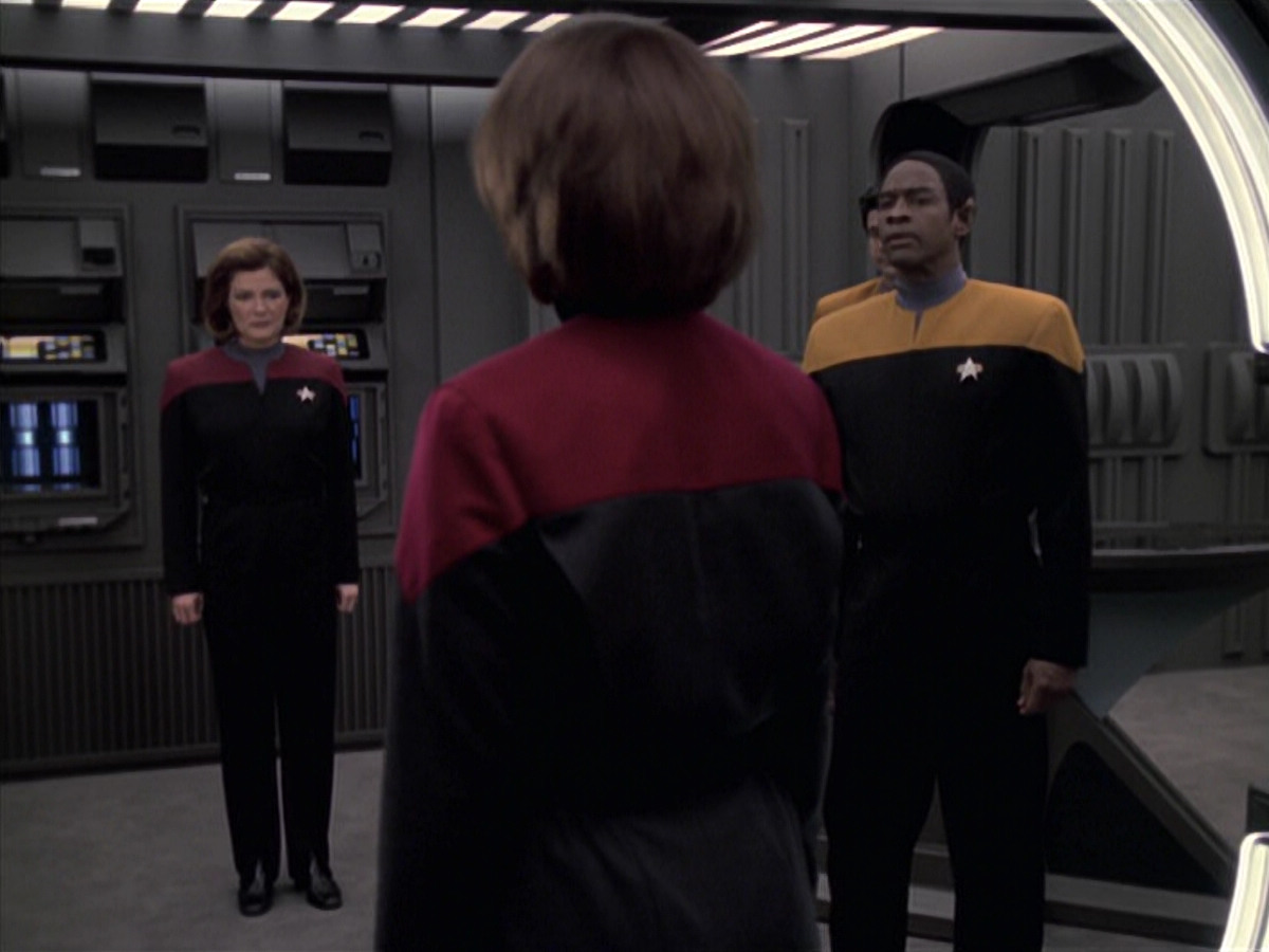extant_StarTrek_VOY_6x21-LiveFastAndProsper_02393.jpg