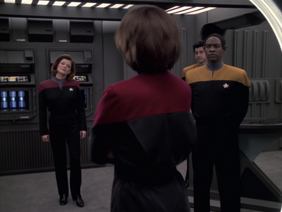 extant_StarTrek_VOY_6x21-LiveFastAndProsper_02446.jpg