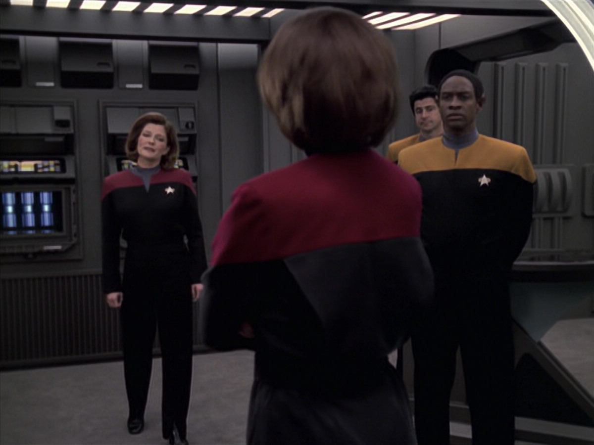 extant_StarTrek_VOY_6x21-LiveFastAndProsper_02447.jpg