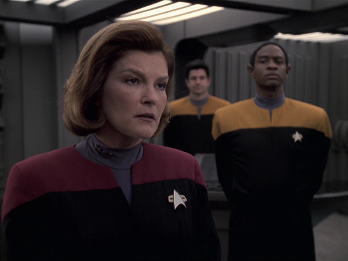 extant_StarTrek_VOY_6x21-LiveFastAndProsper_02503.jpg