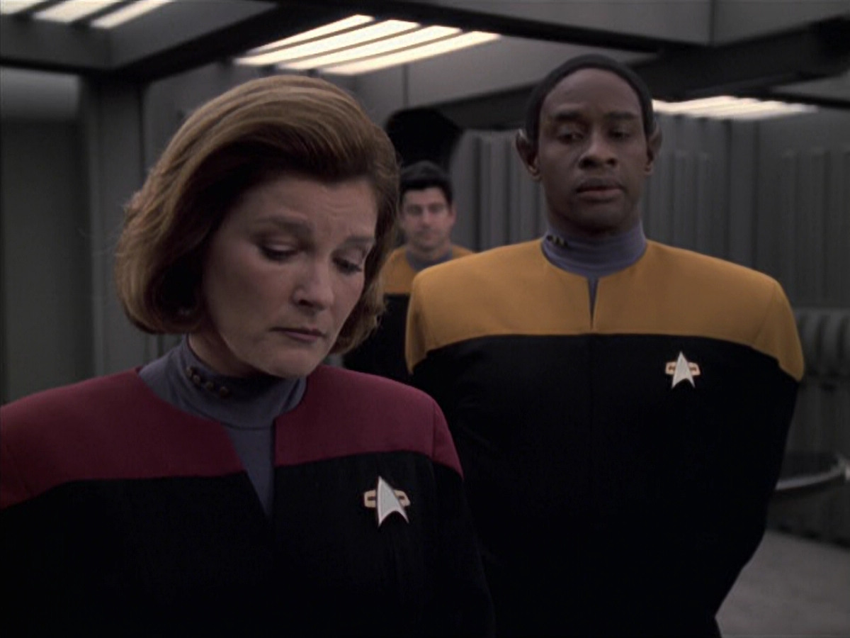 extant_StarTrek_VOY_6x21-LiveFastAndProsper_02539.jpg